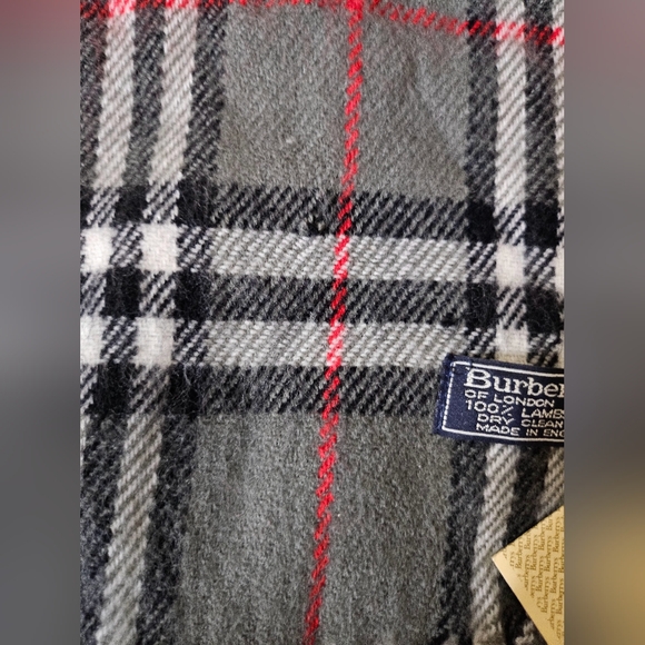 ❌SOLD❌ 🩶Burberry Novacheck Scarf🩶 - Picture 4 of 10